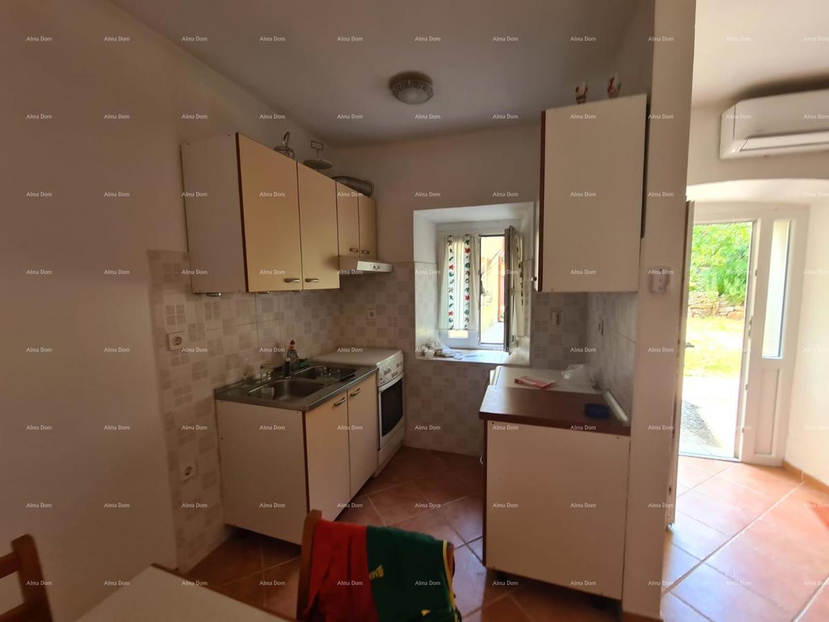 Prodaja hiše z dvoriščem in velikim zemljiščem, Barban