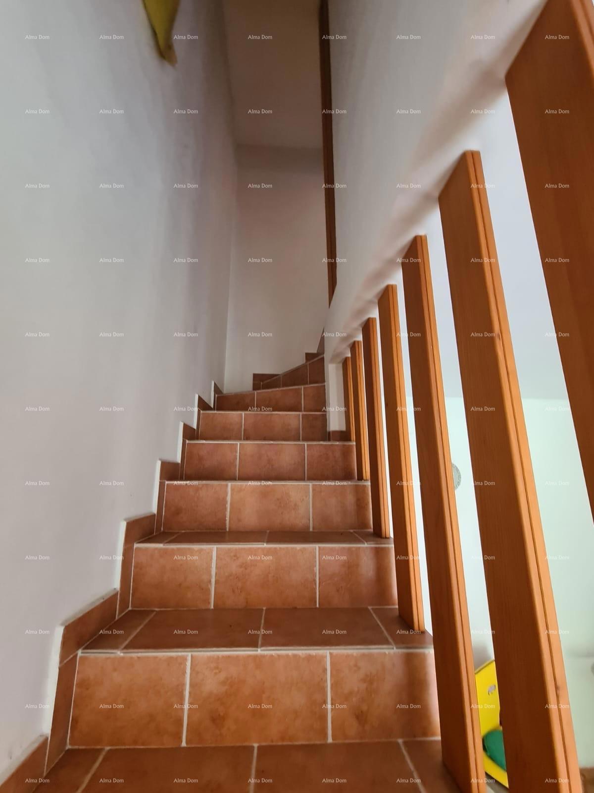 Prodaja hiše z dvoriščem in velikim zemljiščem, Barban