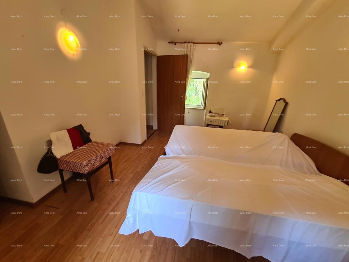 Prodaja hiše z dvoriščem in velikim zemljiščem, Barban