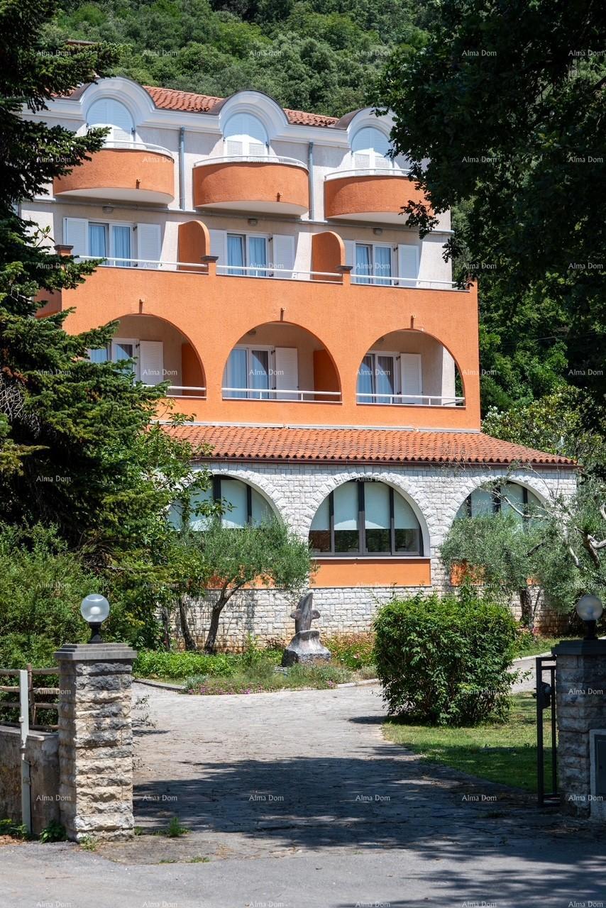 Investicija iz sanj: šarmanten hotel v Krnici, 200 m od morja