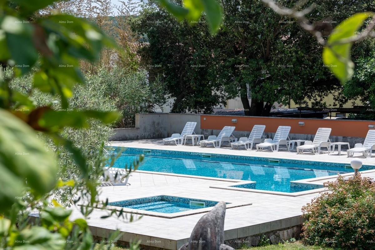 Investicija iz sanj: šarmanten hotel v Krnici, 200 m od morja