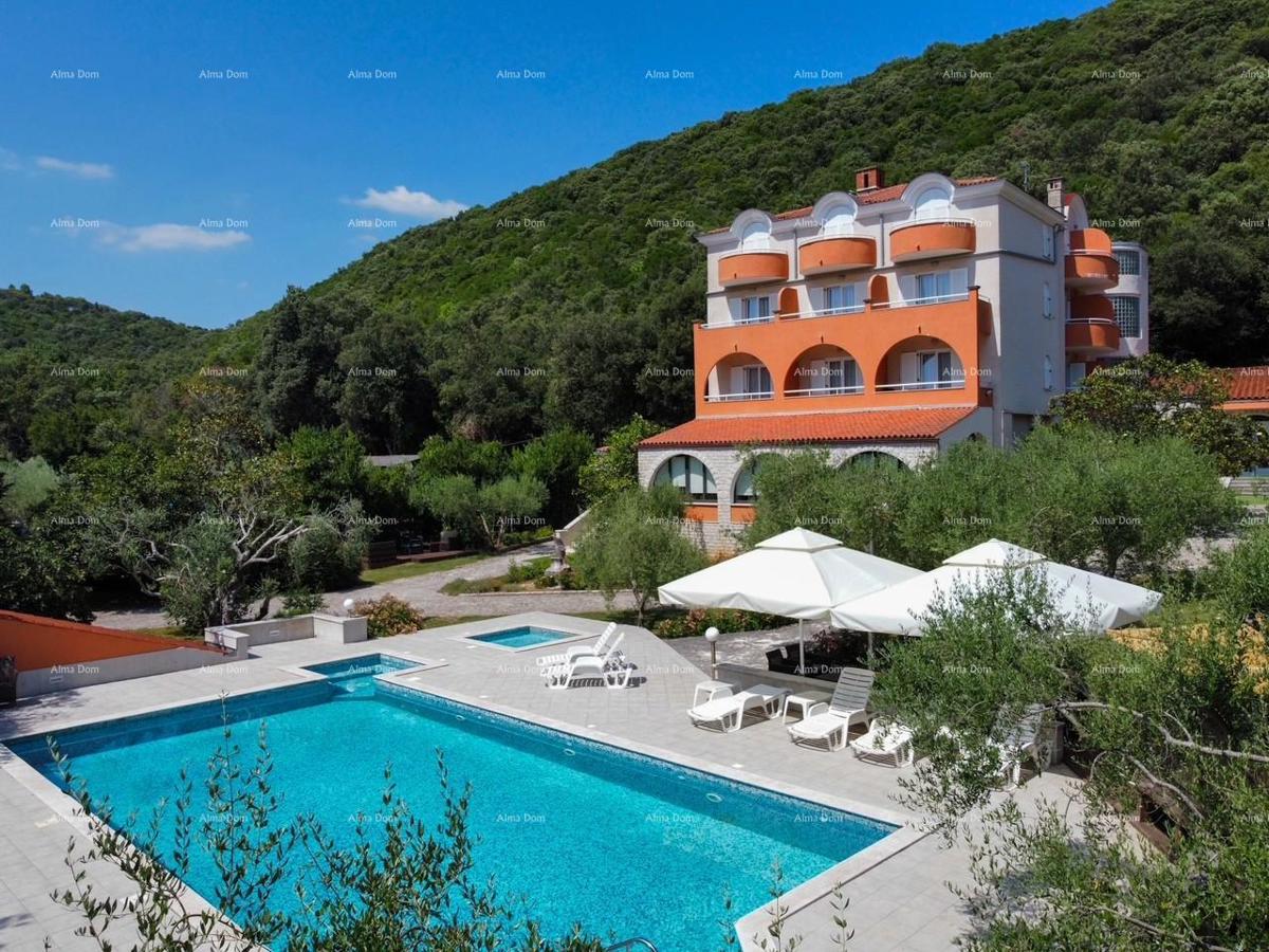 Investicija iz sanj: šarmanten hotel v Krnici, 200 m od morja