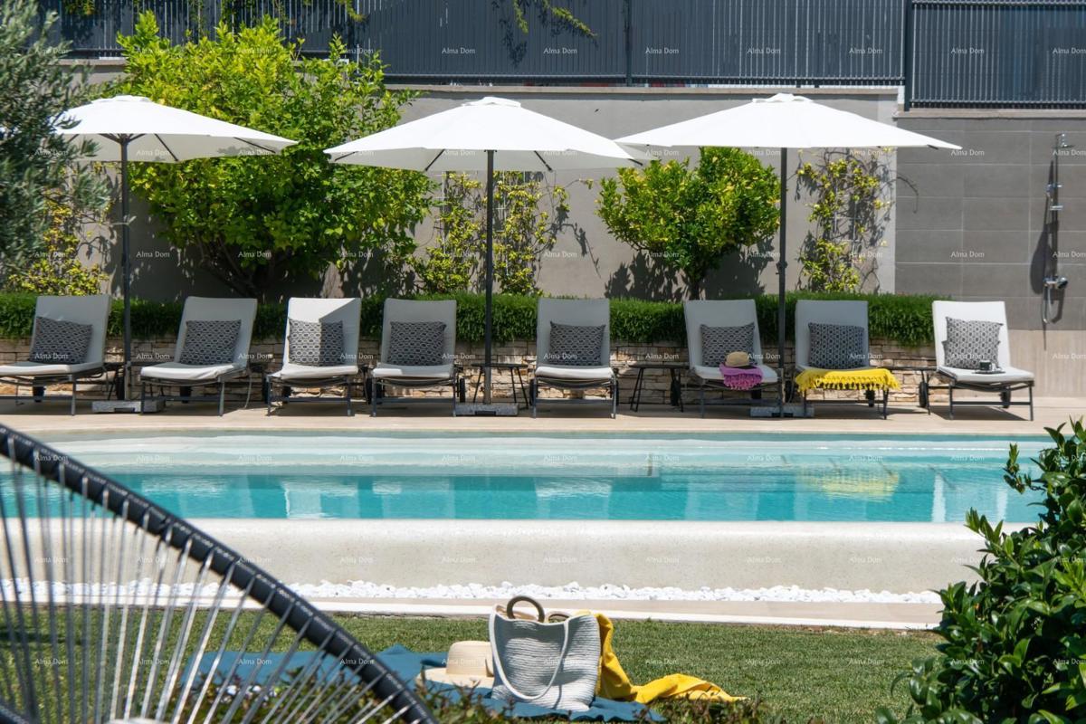 Prodaja - luksuzna vila s bazenom i dodatnim objektom, na prostrani parceli, Ližnjan!