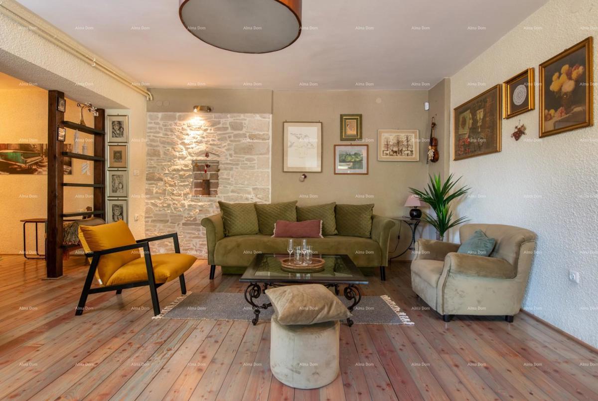 Prodaja - luksuzna vila s bazenom i dodatnim objektom, na prostrani parceli, Ližnjan!