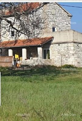 Na prodaj stara kamnita hiša z zemljiščem v kraju Barban, idealna za počitniško hišo.