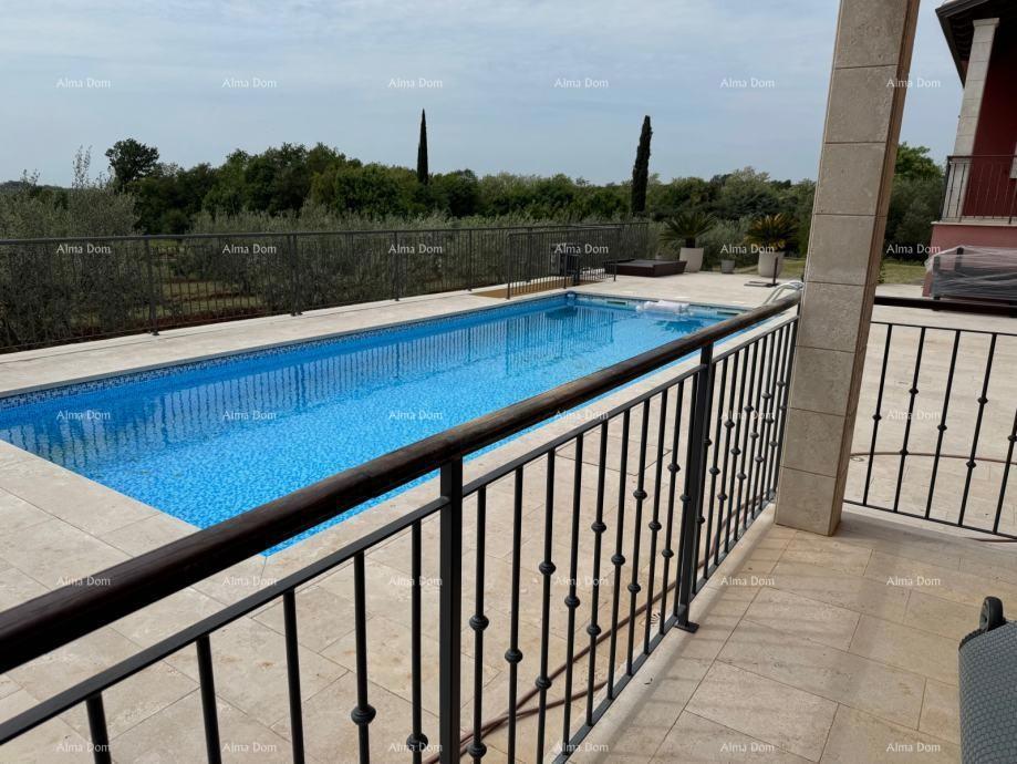 Prediven dvoetažni stan s bazenom i terasom v Bujah