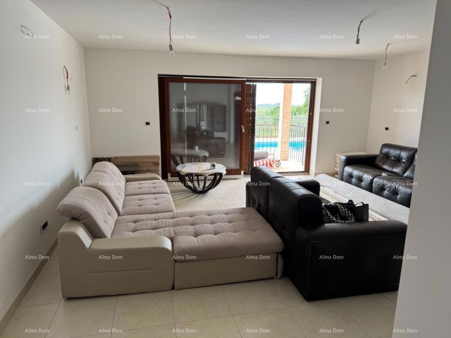 Prediven dvoetažni stan s bazenom i terasom v Bujah