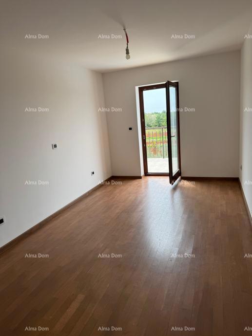 Prediven dvoetažni stan s bazenom i terasom v Bujah