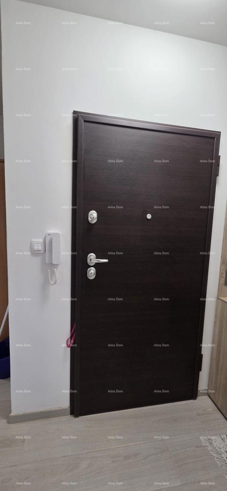 Lep dvosoban stan s teraso na odlični lokaciji v Medulinu