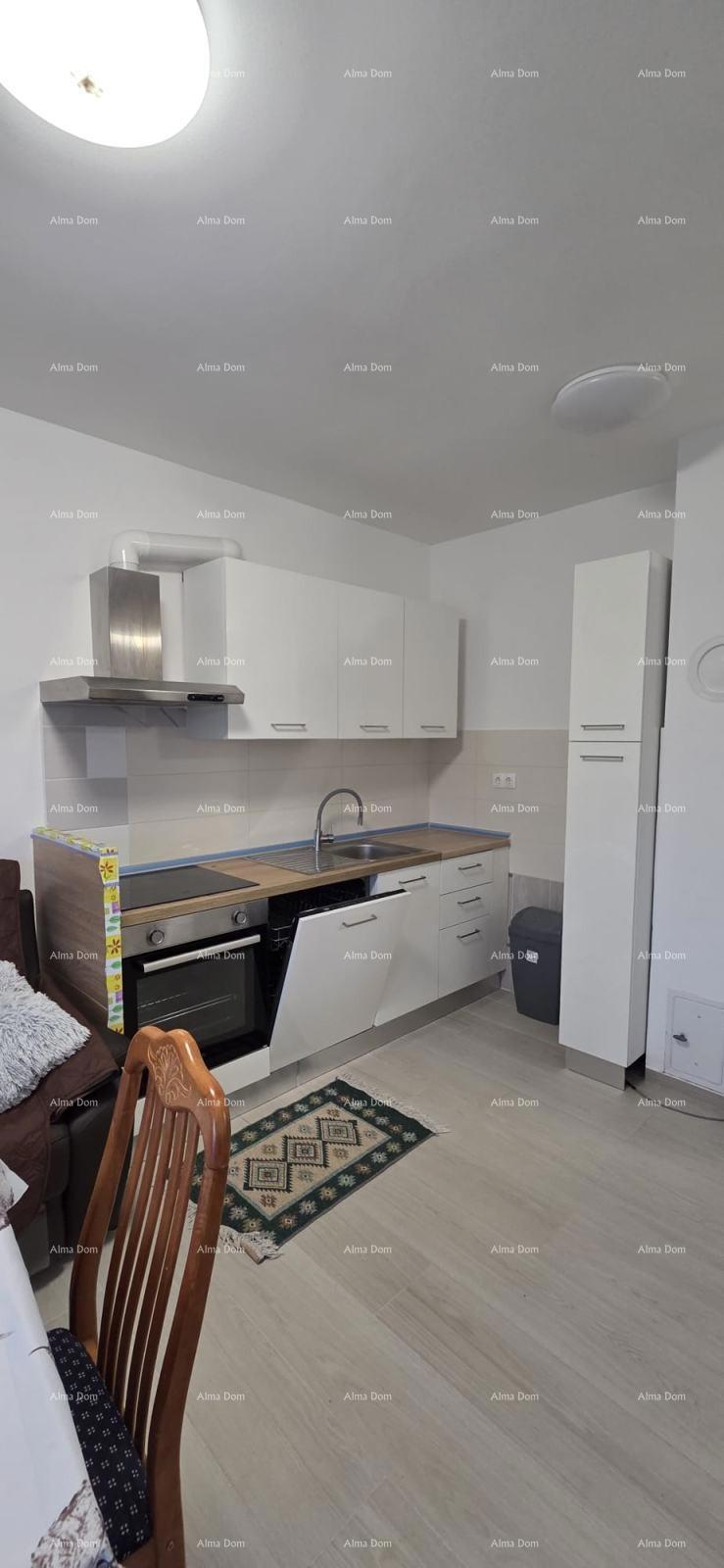 Lep dvosoban stan s teraso na odlični lokaciji v Medulinu