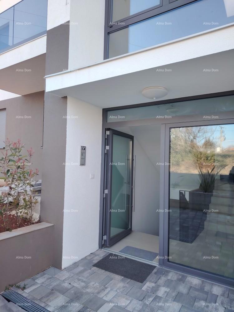 Vrhunski trosoban stan s pogledom na more, opremljen