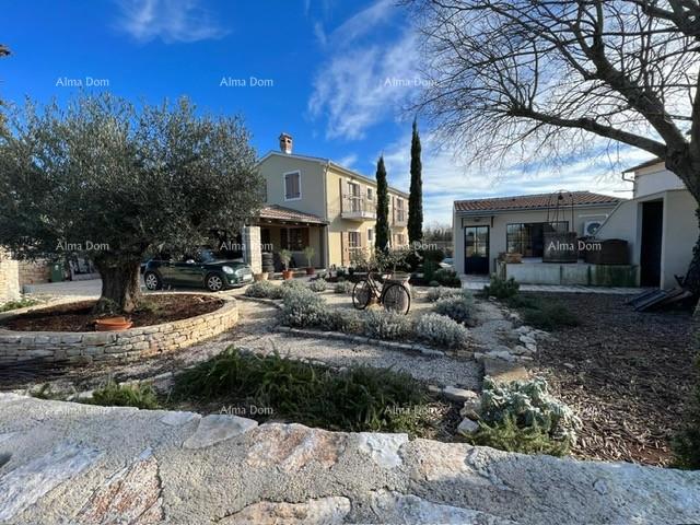 Prekrasna rustikalna hiša s bazenom in manjšim objektom