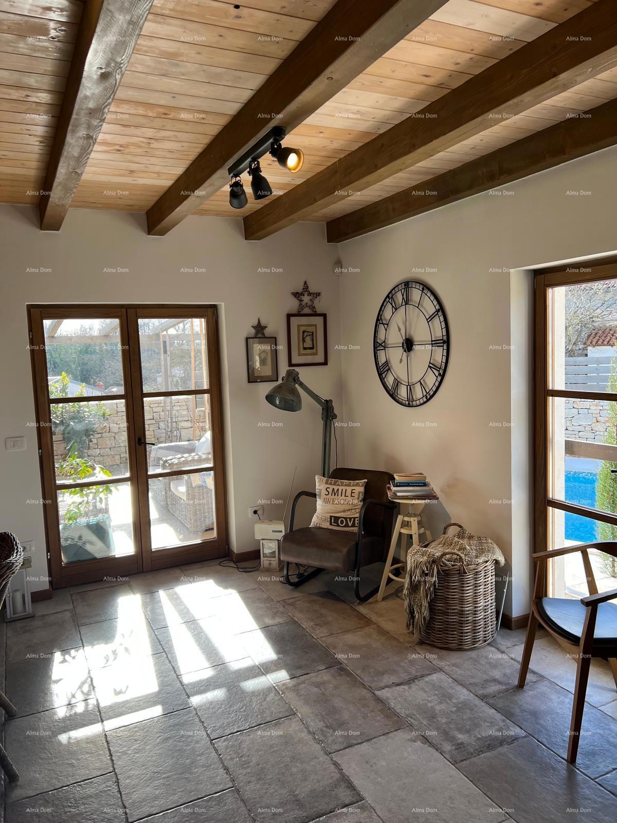 Prekrasna rustikalna hiša s bazenom in manjšim objektom