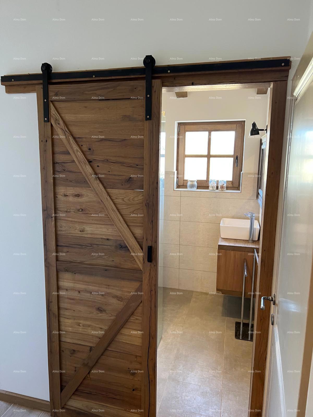 Prekrasna rustikalna hiša s bazenom in manjšim objektom