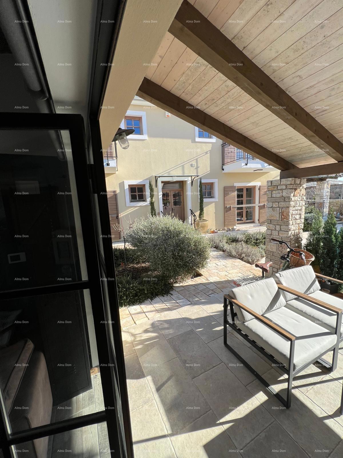 Prekrasna rustikalna hiša s bazenom in manjšim objektom