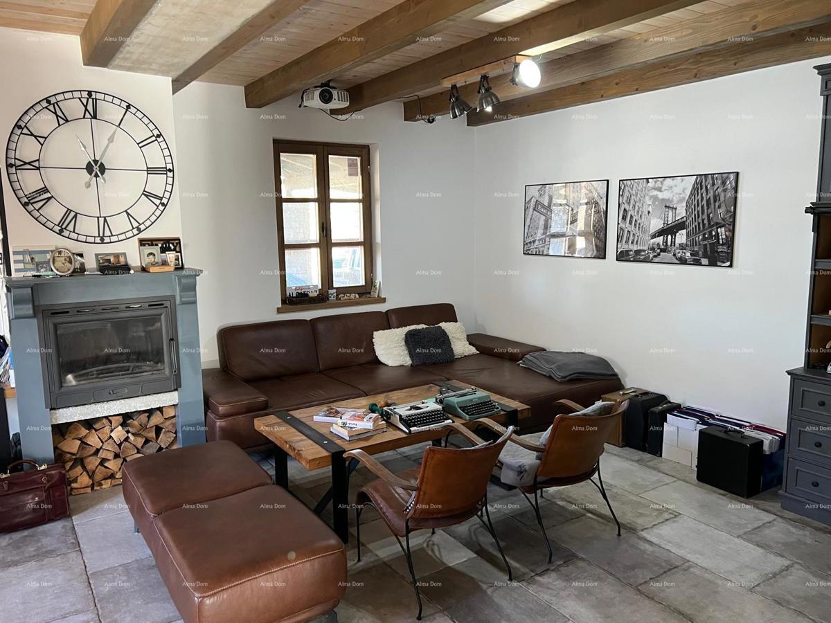 Prekrasna rustikalna hiša s bazenom in manjšim objektom