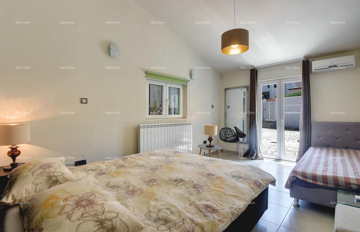 Prvi red do morja in plaže – hiša s bazenom in veliko okužnico, Pješčana Uvala!