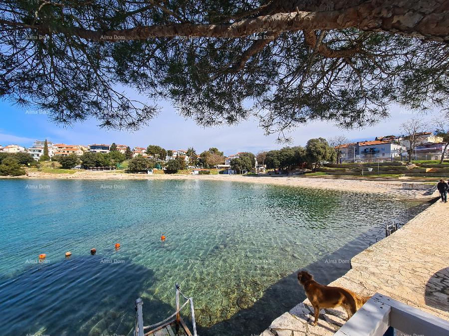 Prvi red do morja in plaže – hiša s bazenom in veliko okužnico, Pješčana Uvala!