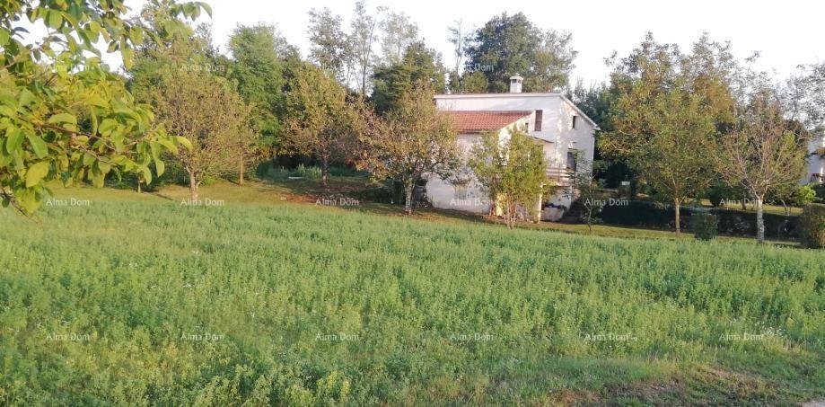 Gradbeno zemljišče z legalizirano nepremičnino Pariži občina Pazin