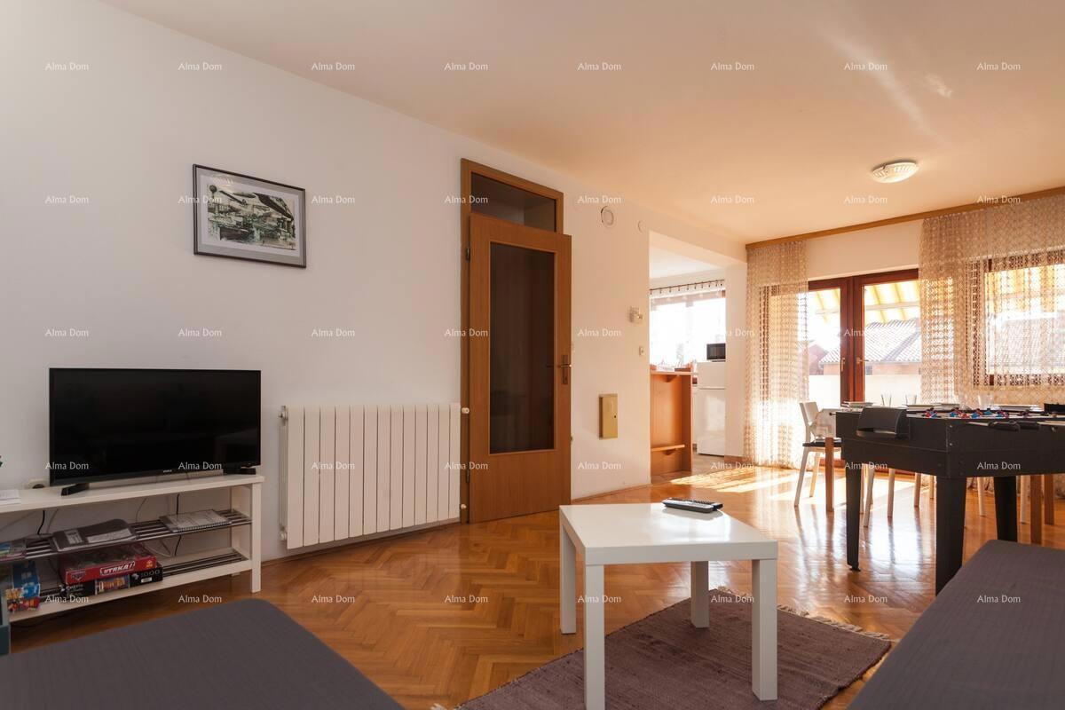 Prodaja velike, lepo urejene hiše s poslovnimi prostori in 3 ločenimi stanovanji, Veruda , Pula!
