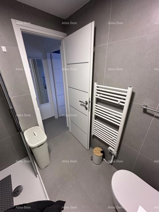 Prodaja opremljenega apartmaja v Novigradu, Mareda, 300 m od morja
