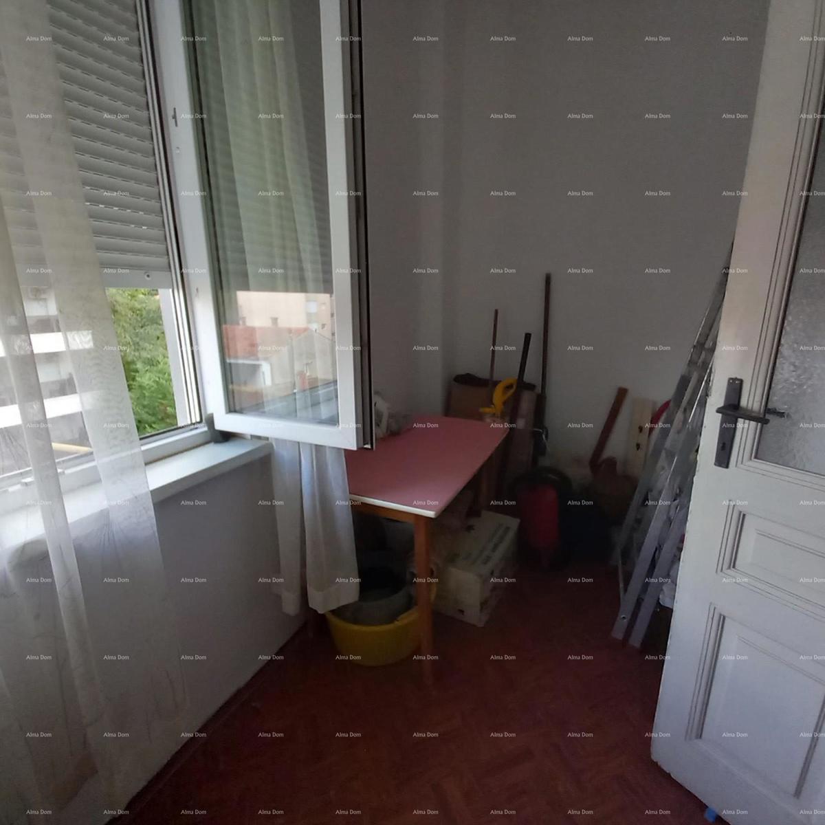 Iznajmljuje se namješten stan 60 m2 v Puli, blizu centra