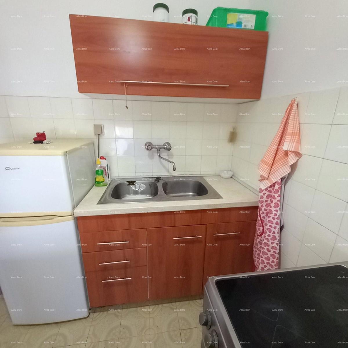 Iznajmljuje se namješten stan 60 m2 v Puli, blizu centra