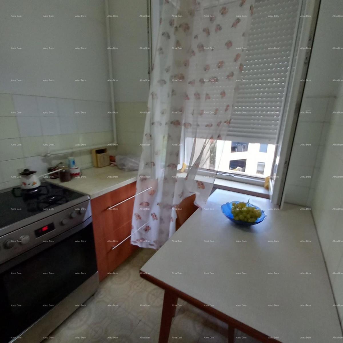 Iznajmljuje se namješten stan 60 m2 v Puli, blizu centra