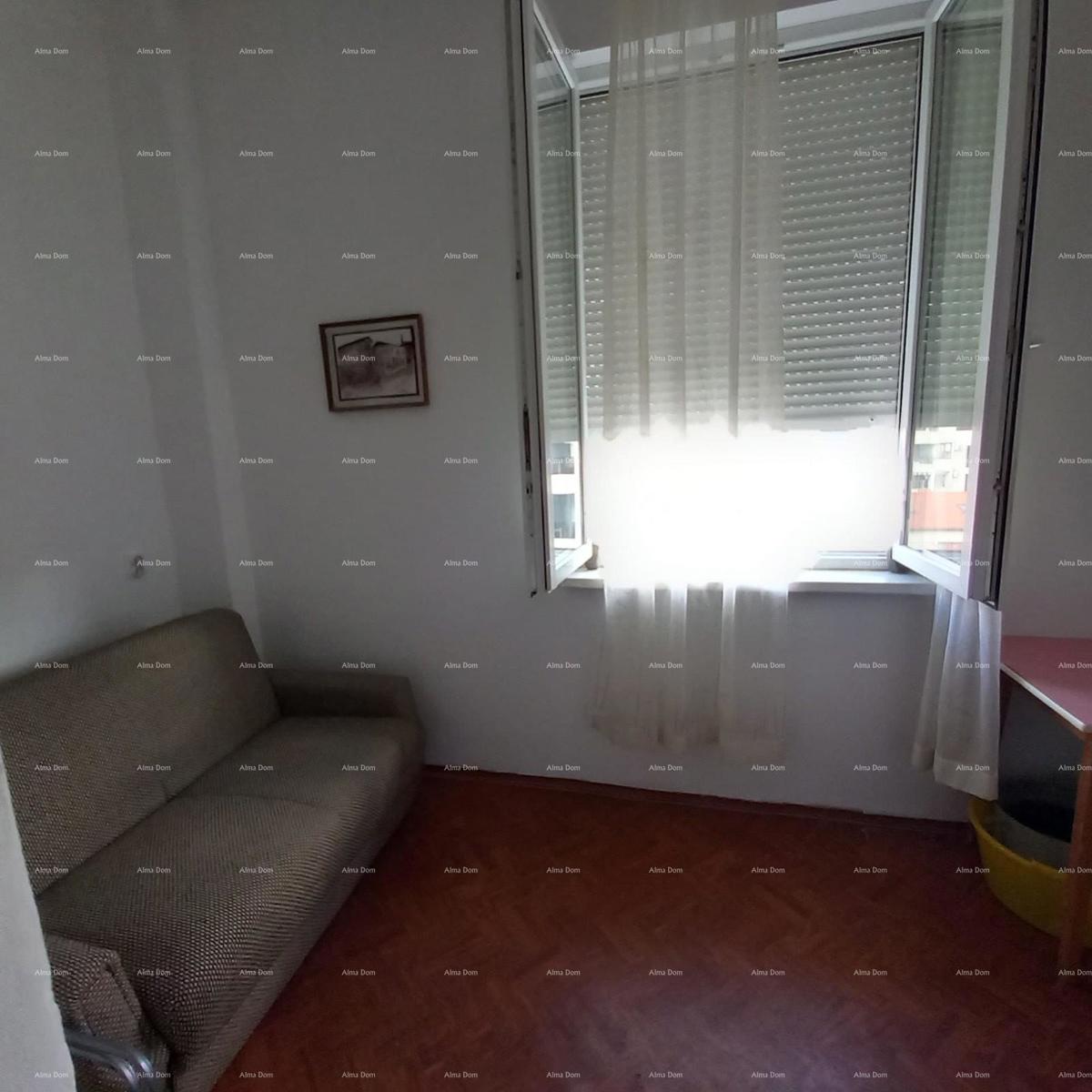 Iznajmljuje se namješten stan 60 m2 v Puli, blizu centra