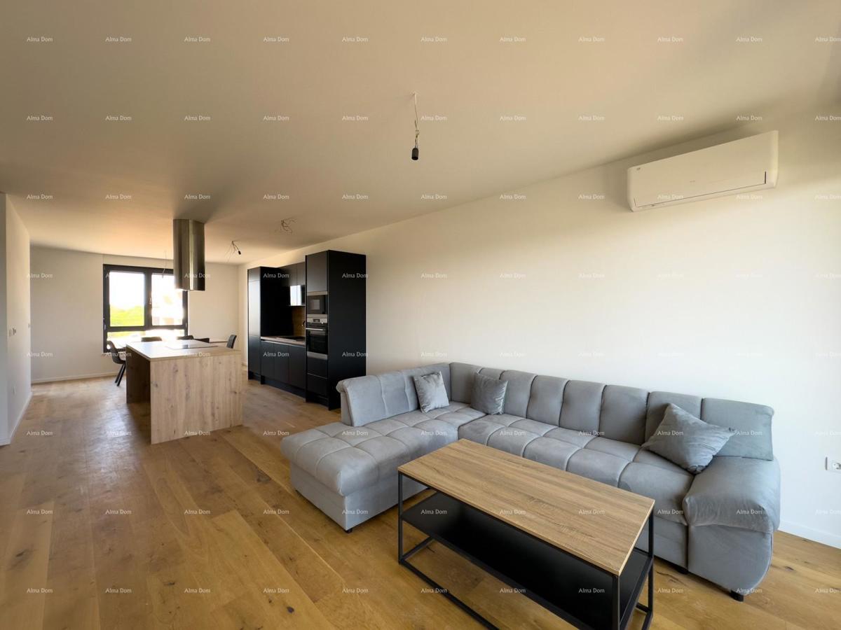 Prostran stan v Puli s tremi spalnicami in modernimi vsebinami blizu centra mesta