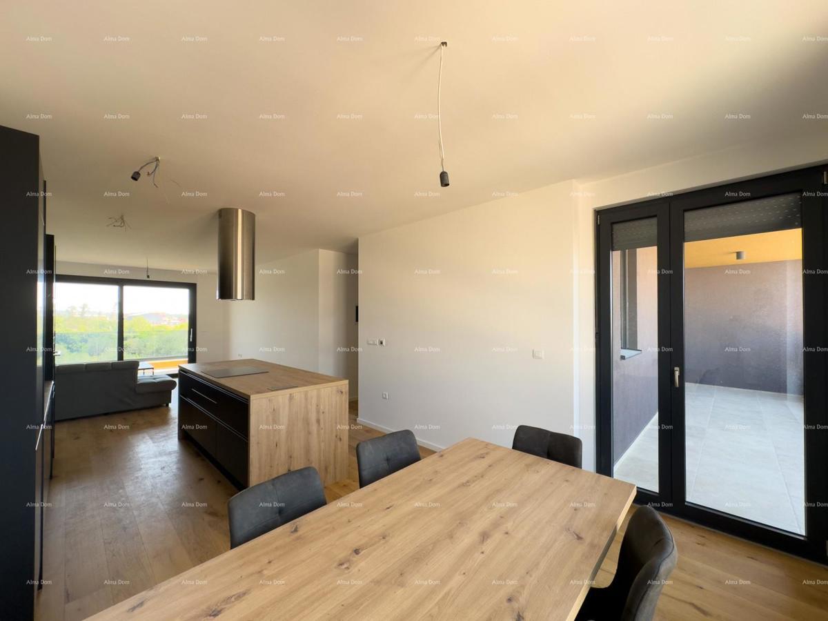 Prostran stan v Puli s tremi spalnicami in modernimi vsebinami blizu centra mesta