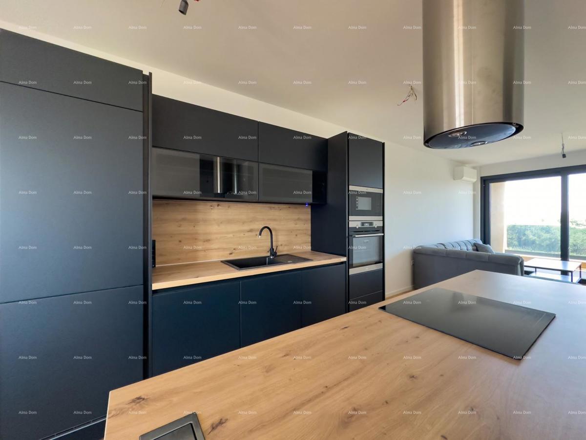 Prostran stan v Puli s tremi spalnicami in modernimi vsebinami blizu centra mesta