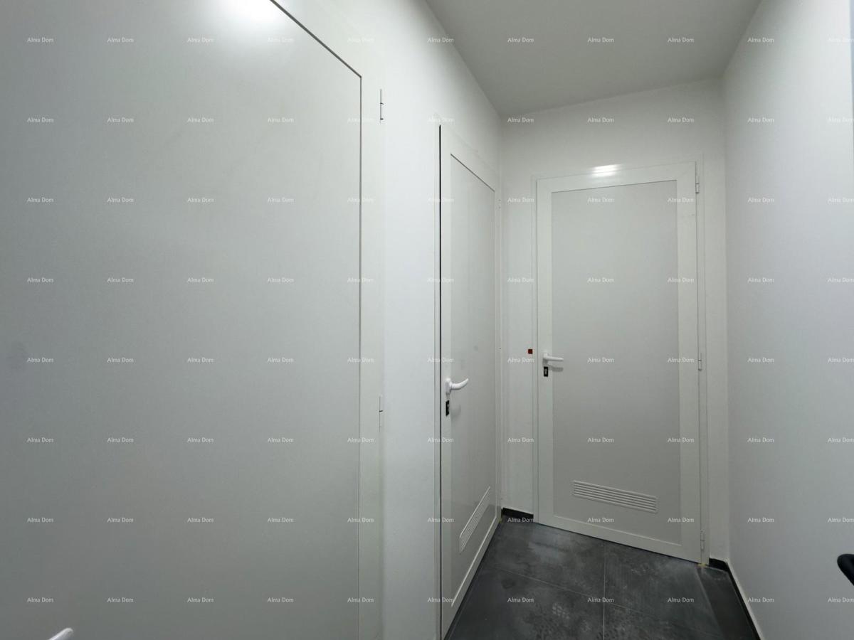 Prostran stan v Puli s tremi spalnicami in modernimi vsebinami blizu centra mesta