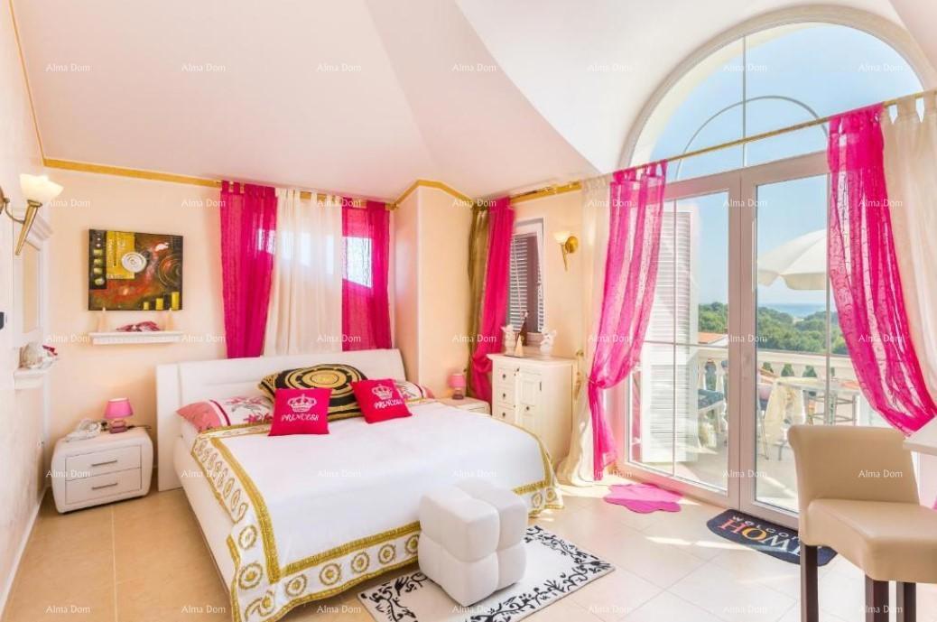 Hiša z apartmaji in bazenom v Premanturi – pogled na morje!