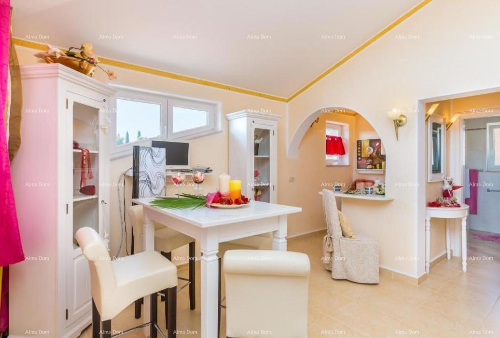 Hiša z apartmaji in bazenom v Premanturi – pogled na morje!