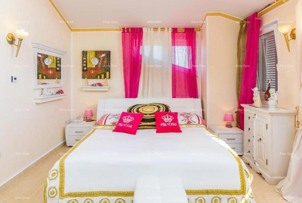 Hiša z apartmaji in bazenom v Premanturi – pogled na morje!