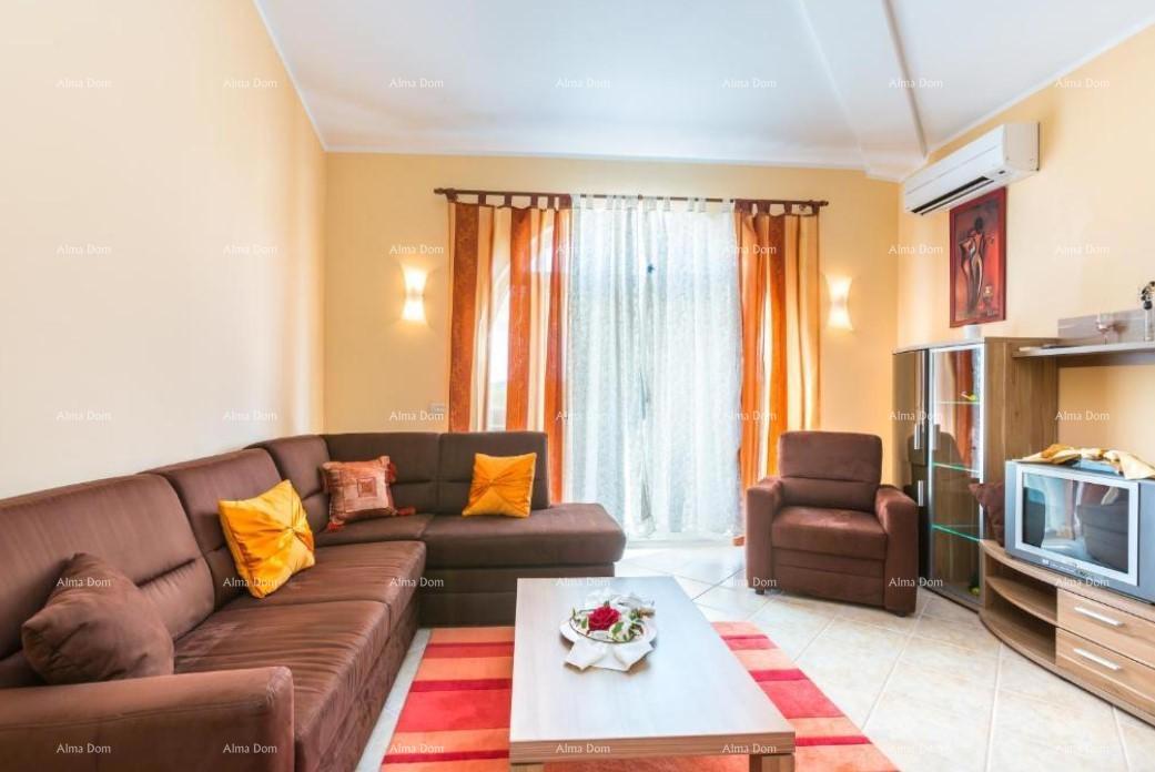 Hiša z apartmaji in bazenom v Premanturi – pogled na morje!