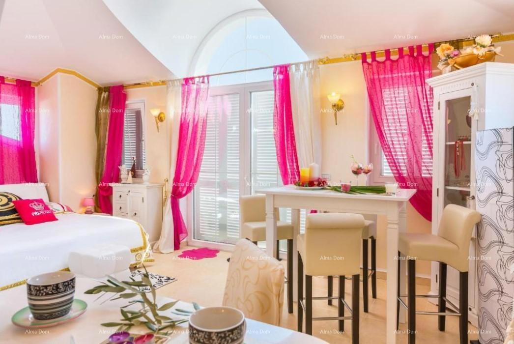 Hiša z apartmaji in bazenom v Premanturi – pogled na morje!