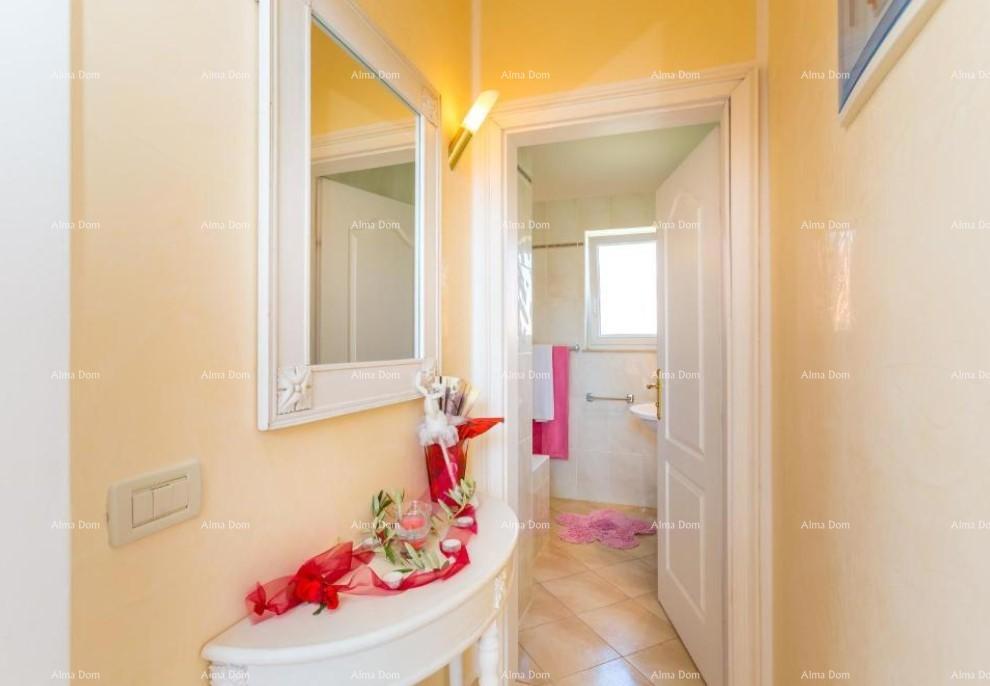 Hiša z apartmaji in bazenom v Premanturi – pogled na morje!