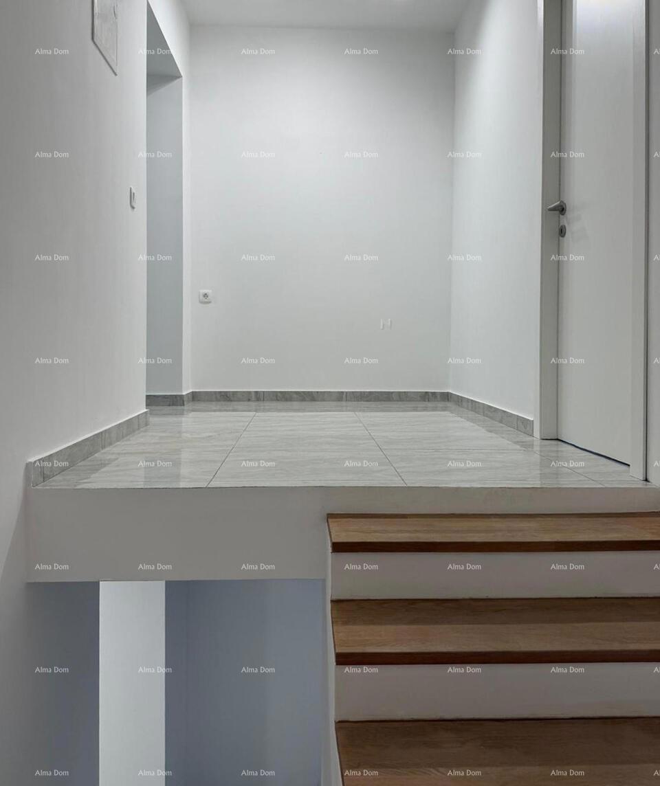 POREČ, Renovirana kamnita hiša s pogledom na morje