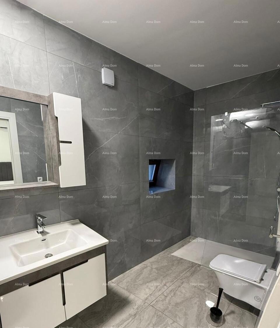 POREČ, Renovirana kamnita hiša s pogledom na morje