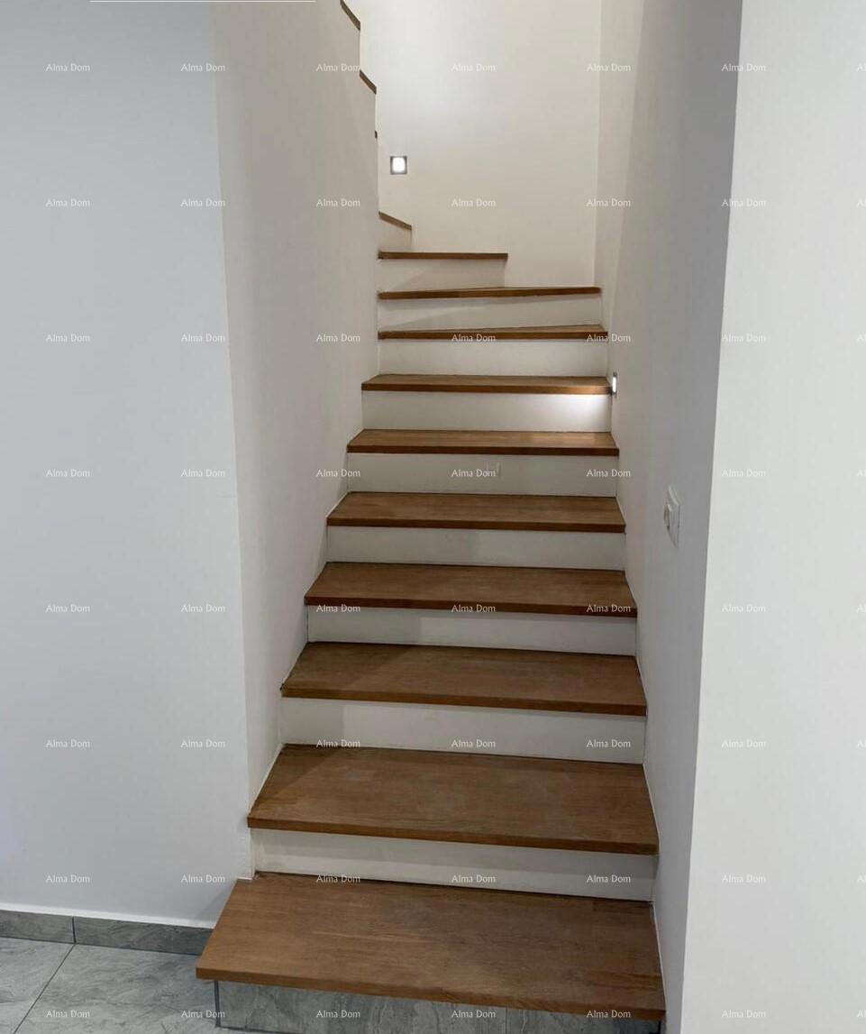 POREČ, Renovirana kamnita hiša s pogledom na morje