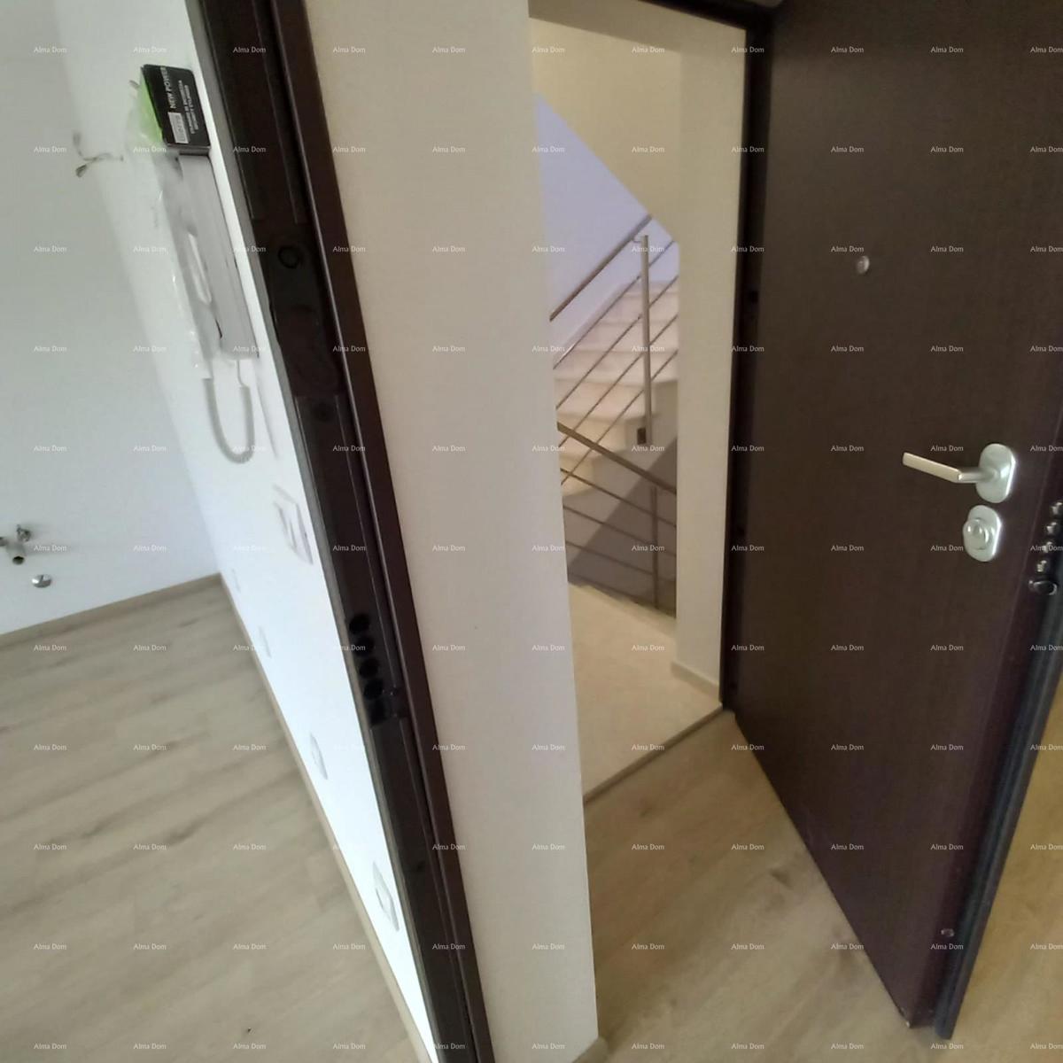 Novogradnja! Prodaja stanovanja z dvema spalnicama in garažo. Blizu morja! Medulin!