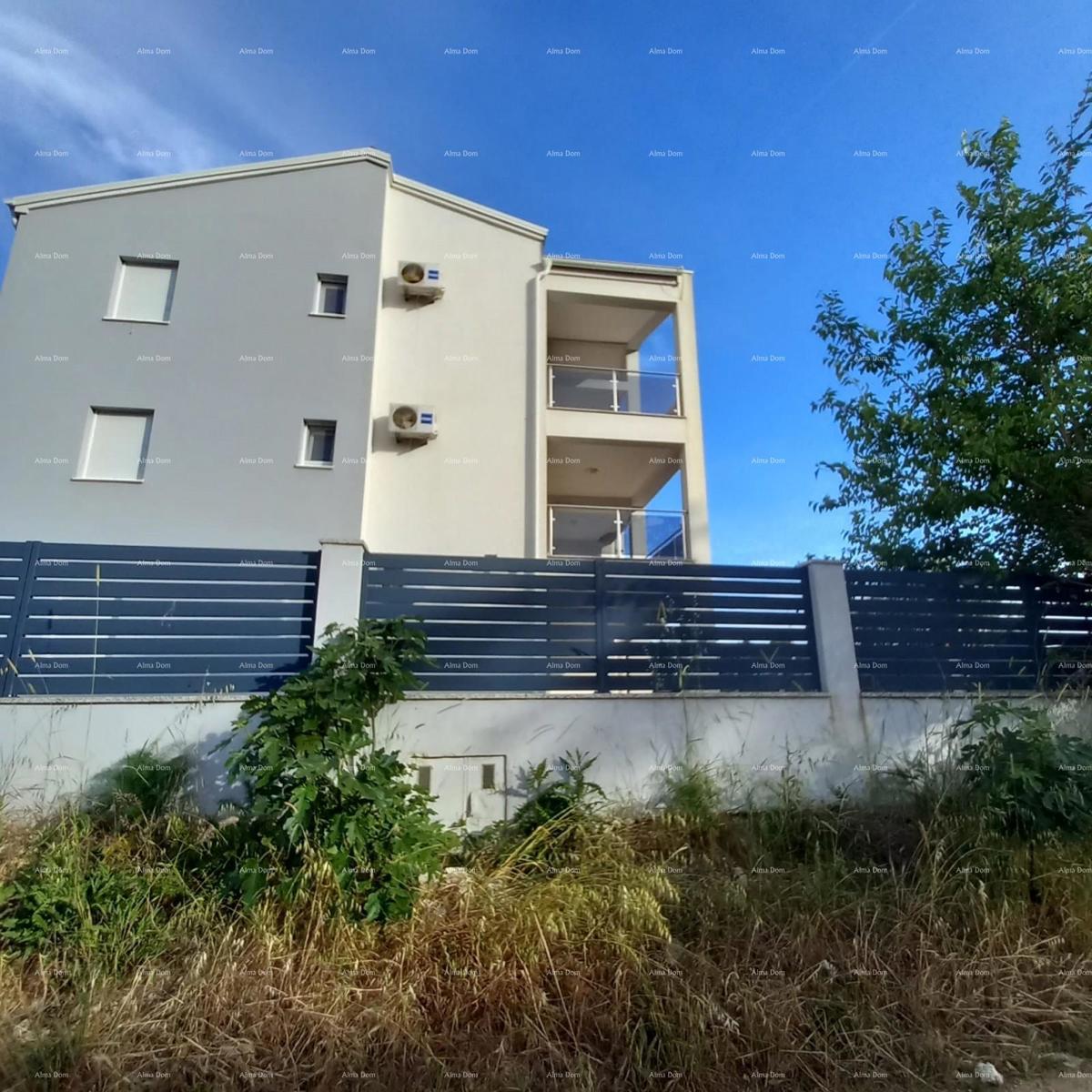 Prodaja opremljenega stanovanja s parkirnim mestom na odlični lokaciji, Fažana!