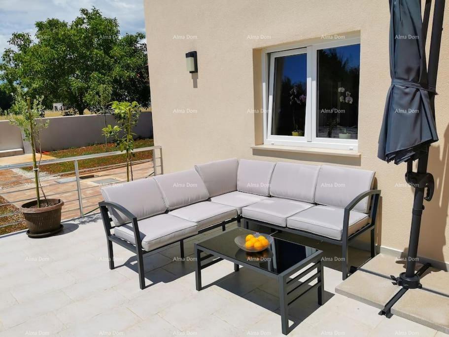 Luksuzna vila s bazenom na prodajo – Istra, okolica Barbana