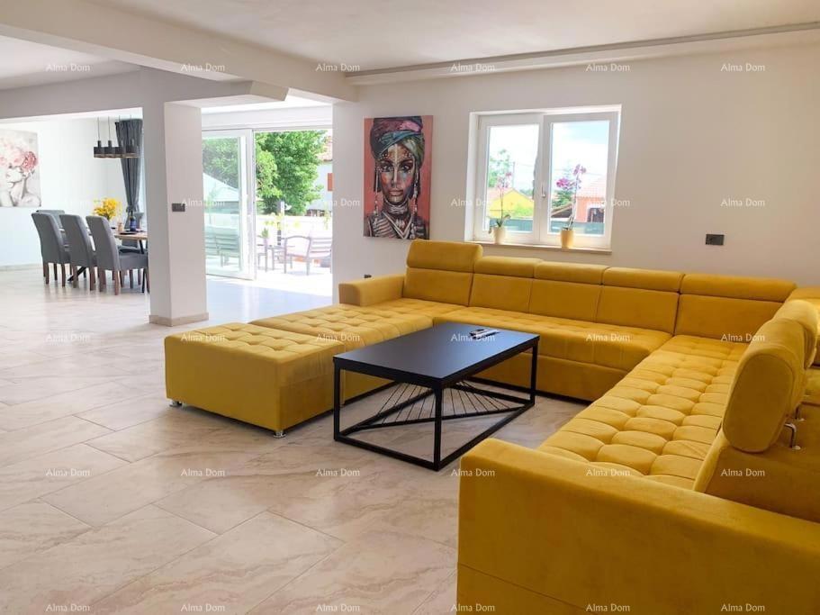 Luksuzna vila s bazenom na prodajo – Istra, okolica Barbana