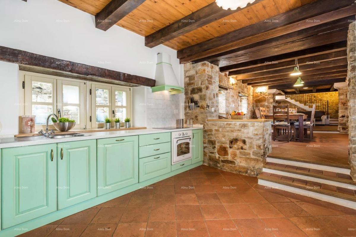 Prekrasna kamnita vila s bazenom v srcu Istre.