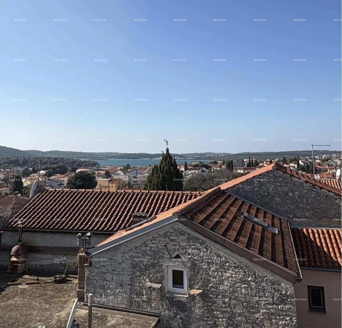 Odlična priložnost! Prodaja obnovljene hiše v središču Medulina! Pogled na morje!