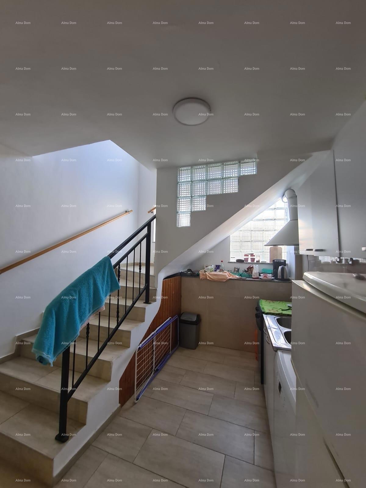 Odlična priložnost! Prodaja obnovljene hiše v središču Medulina! Pogled na morje!