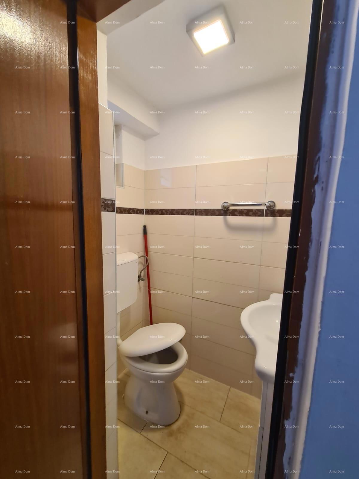 Odlična priložnost! Prodaja obnovljene hiše v središču Medulina! Pogled na morje!